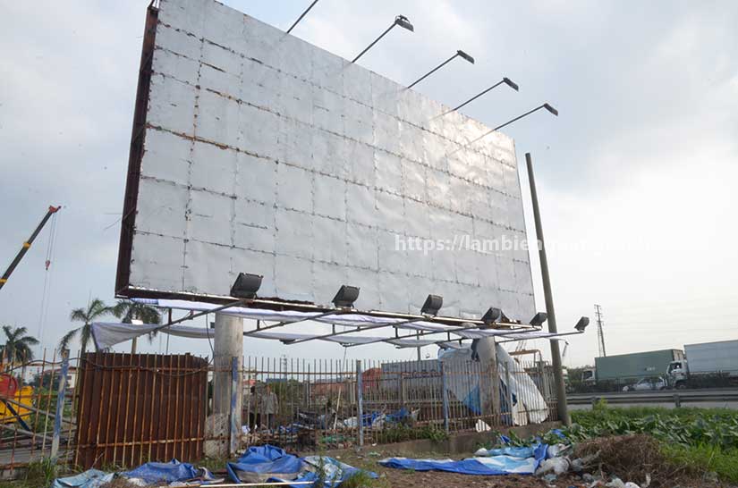 Biển bạt có đèn rọi