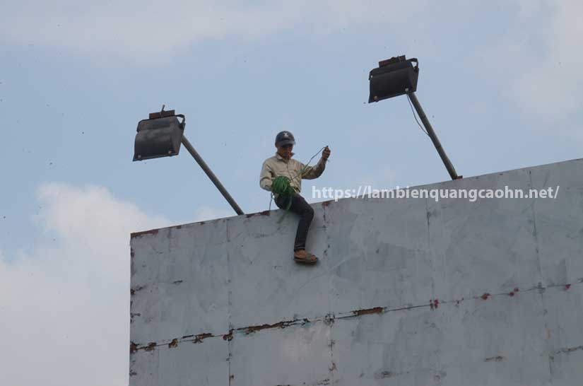 Biển bạt có đèn rọi