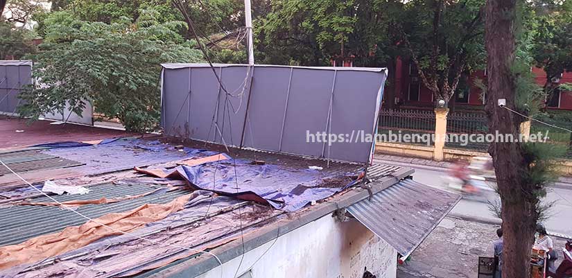 Biển bạt quảng cáo bạc màu