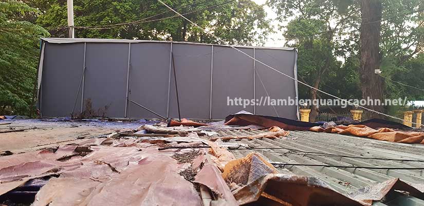 Biển bạt quảng cáo bạc màu