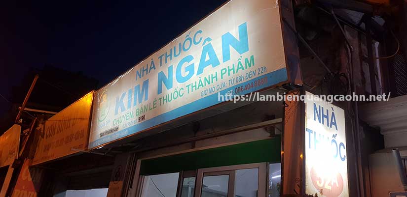 Biển bạt quảng cáo bạc màu