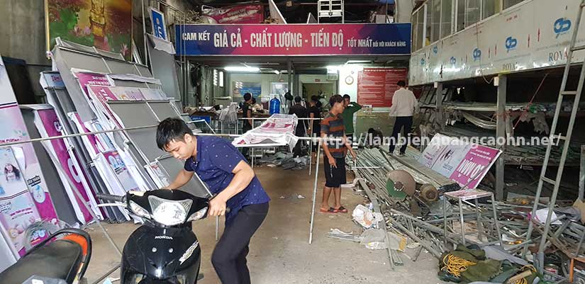 Biển bạt quảng cáo bạc màu