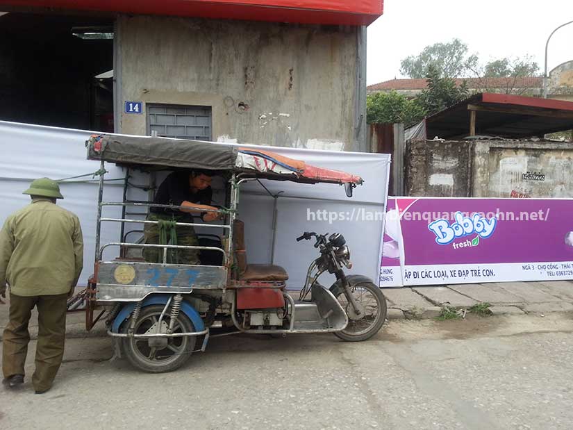 Biển bạt quảng cáo bạc màu