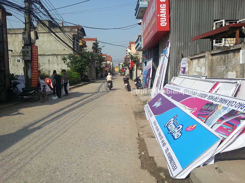 Biển bạt quảng cáo bạc màu