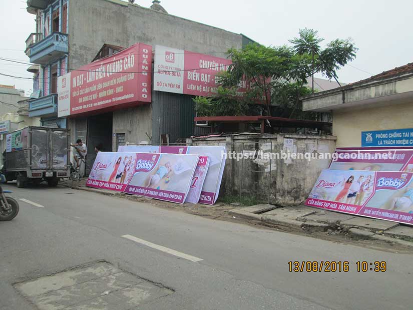 Biển bạt quảng cáo bạc màu