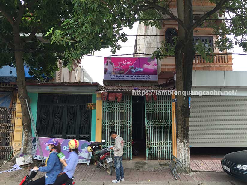 Biển bạt quảng cáo bạc màu