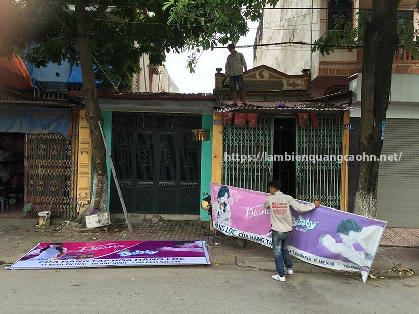 Biển bạt quảng cáo bạc màu