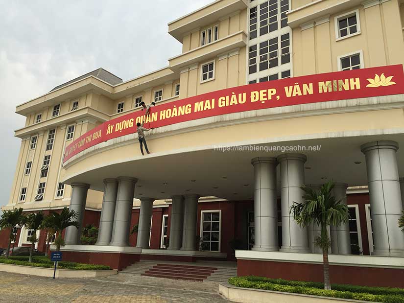 biển quảng cáo màu đỏ