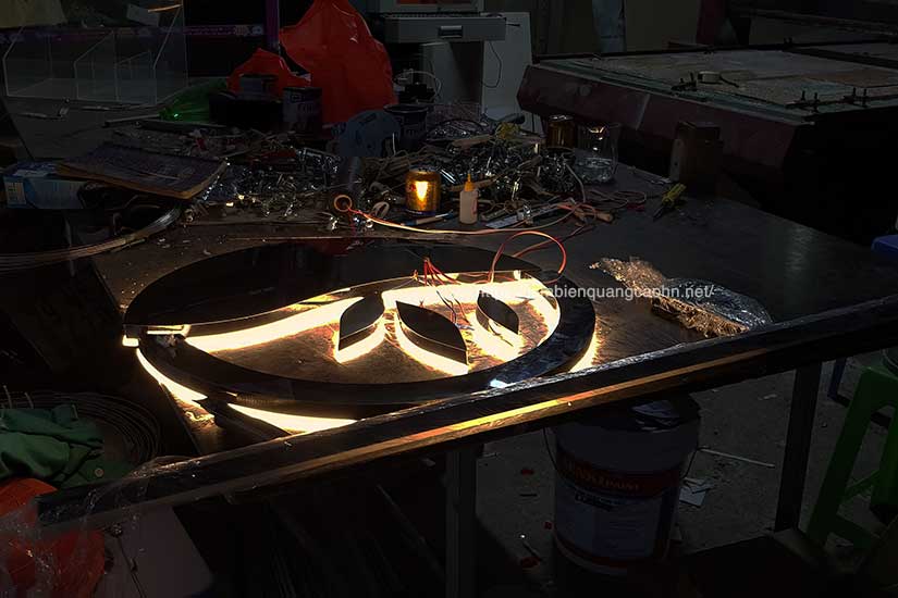 Biển quảng cáo đẹp, biển chữ inox sáng chân, biển inox sáng chân