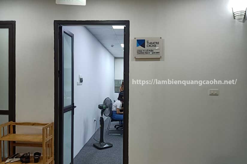 Biển mica treo tường