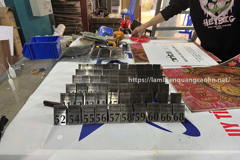 biển inox ăn mòn