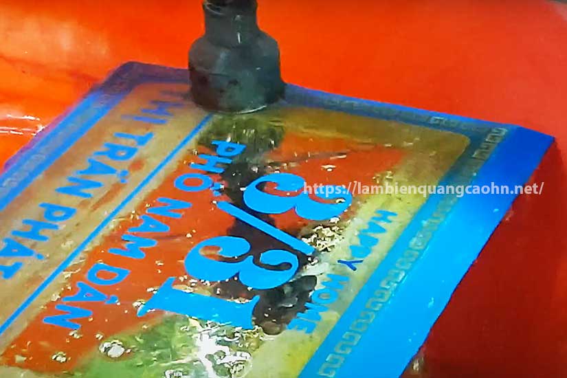 biển inox ăn mòn