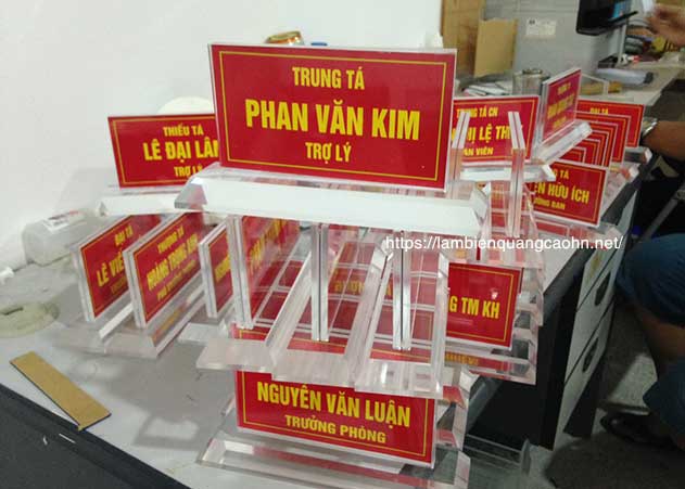 biển mica để bàn