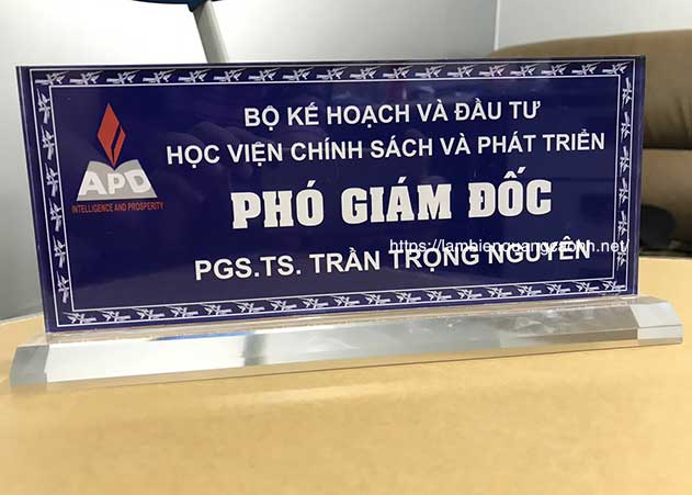 biển mica để bàn