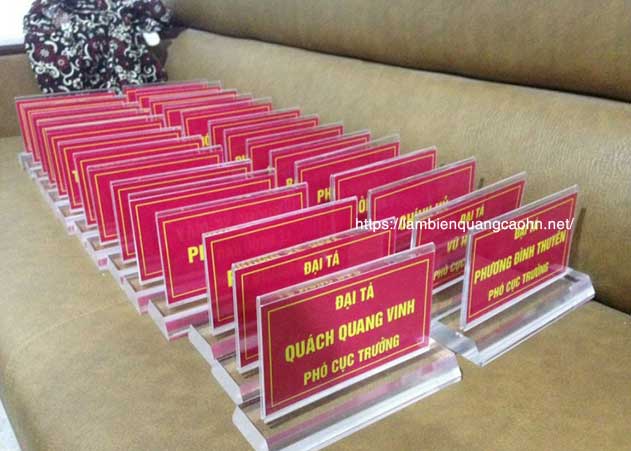 biển mica để bàn