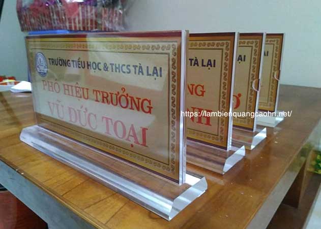 biển mica để bàn