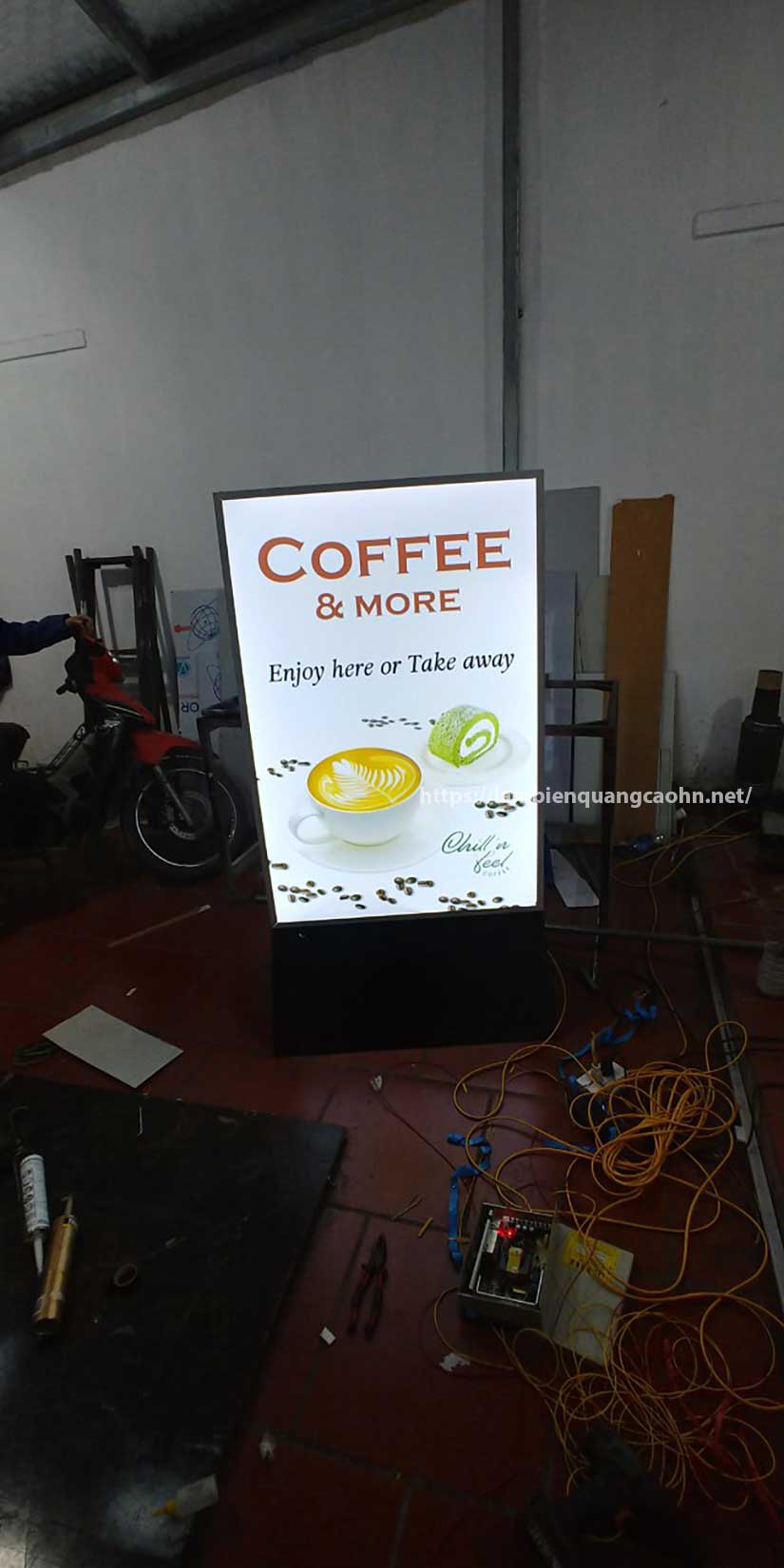 biển quảng cáo hộp đèn có chân đẹp