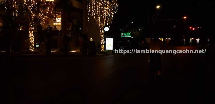 biển quảng cáo hộp đèn có chân đẹp