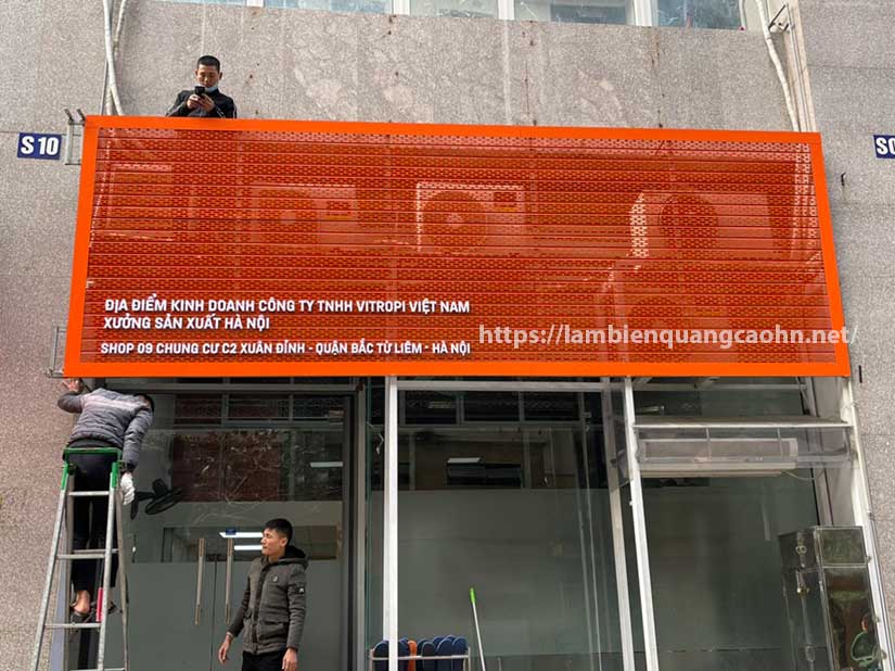 Biển quảng cáo thanh tôn dập lỗ