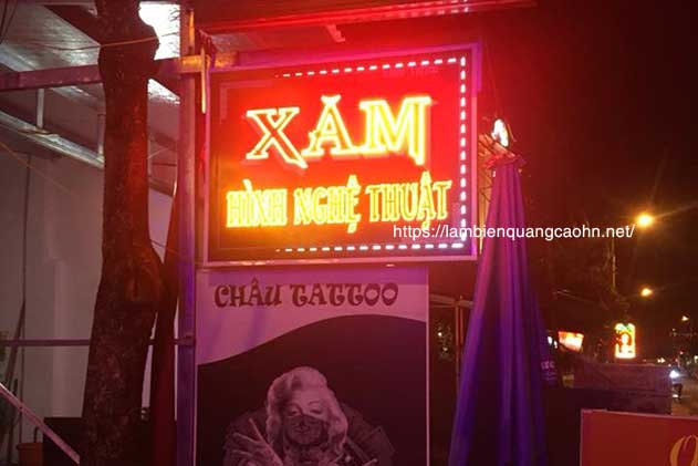 biển quảng cáo tóc và phun xăm