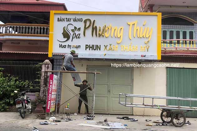 biển quảng cáo tóc và phun xăm