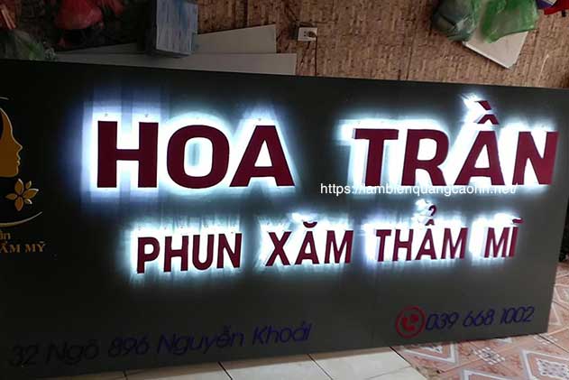 biển quảng cáo tóc và phun xăm