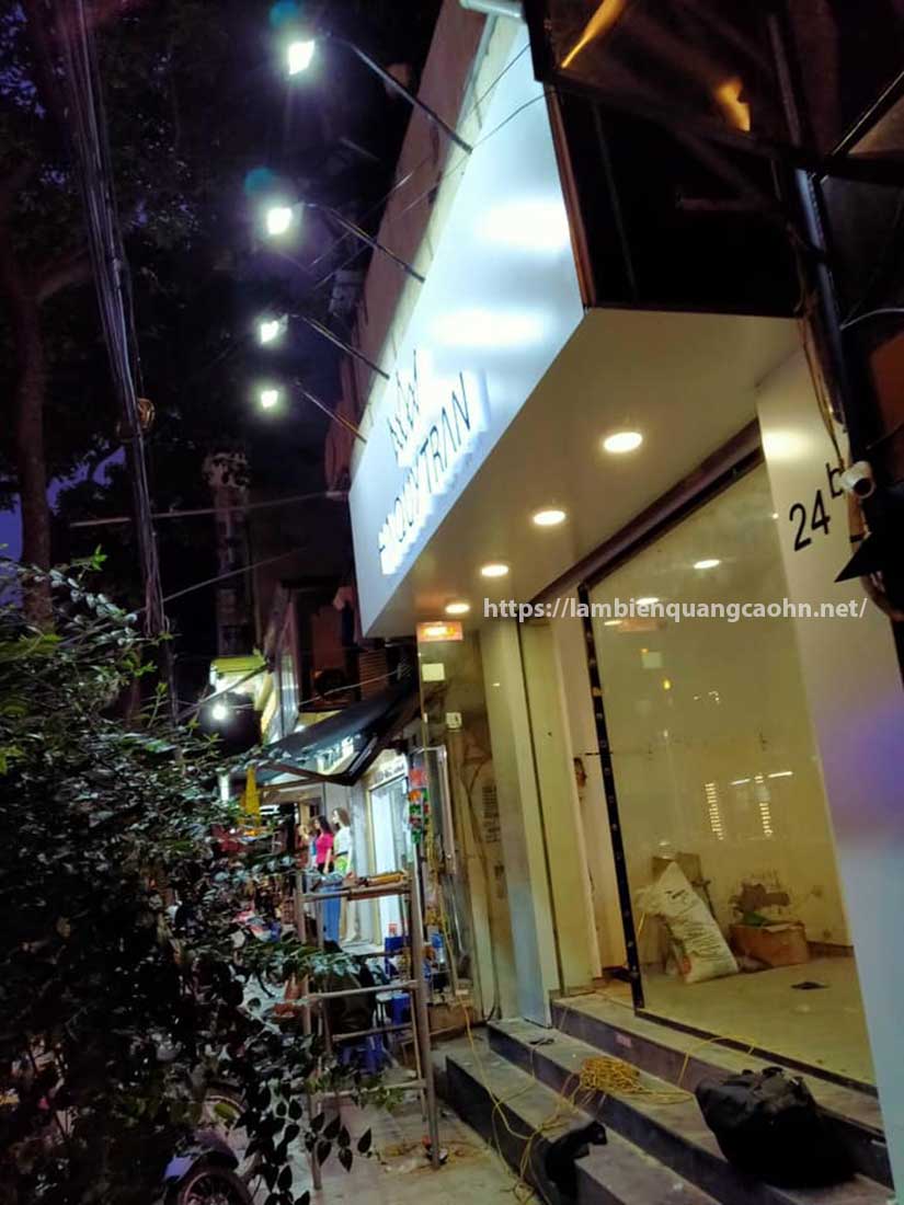 Biển chữ nổi mica LED; Biển cửa hàng thời trang