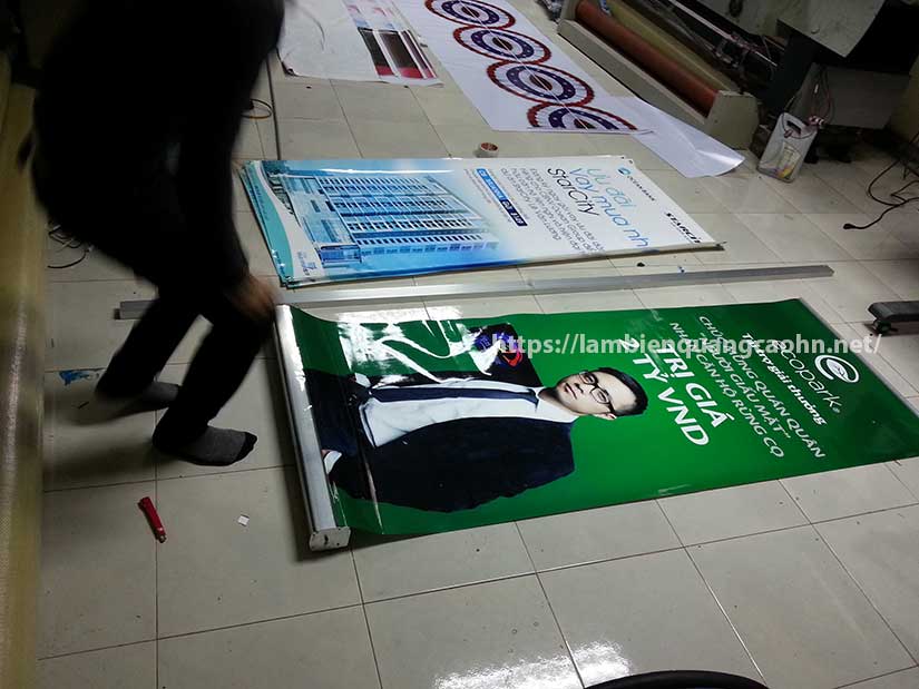 chân standee cuốn