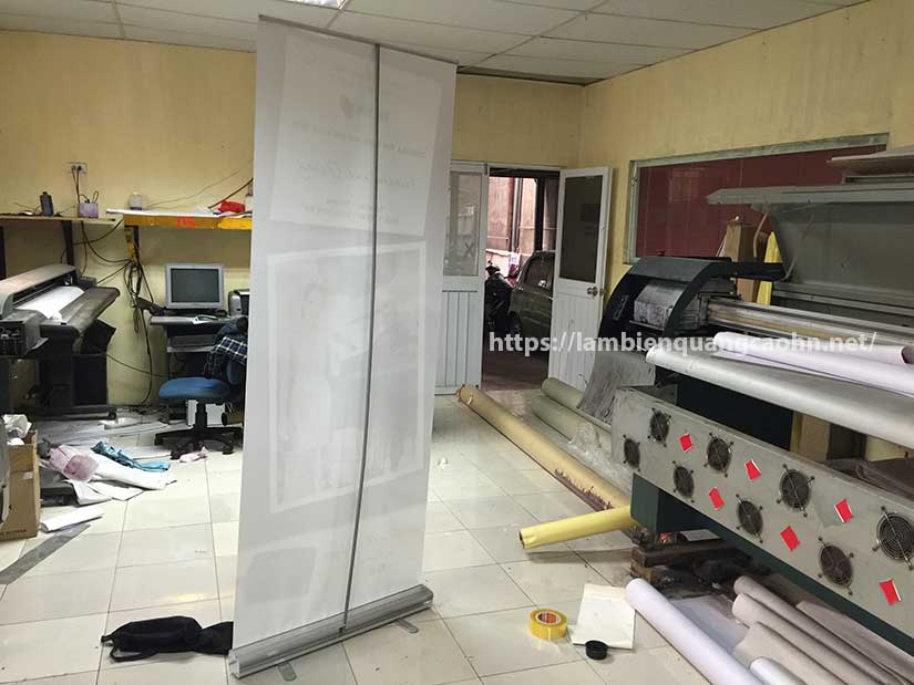 chân standee cuốn