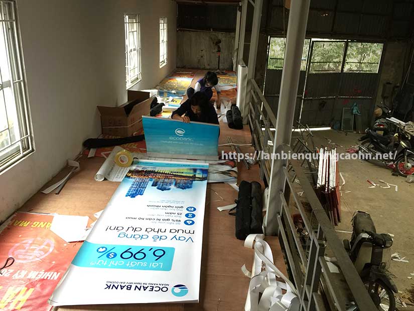 chân standee cuốn