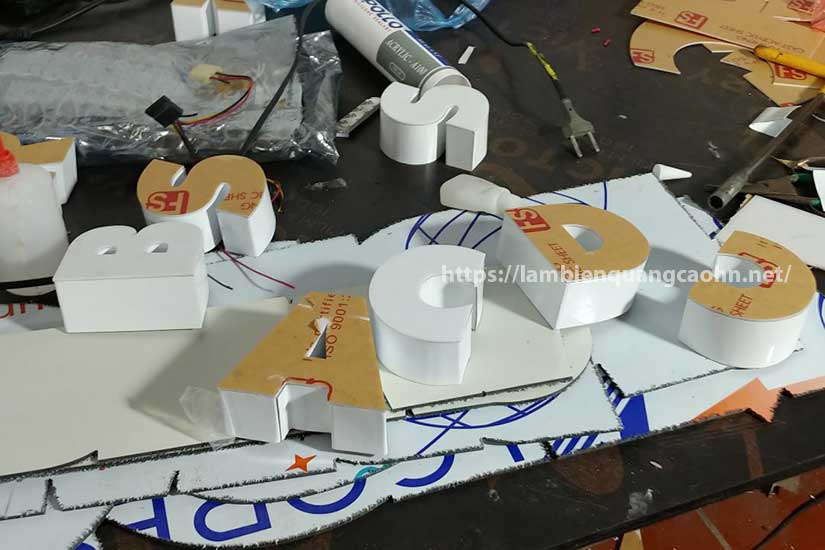 chữ mica nổi