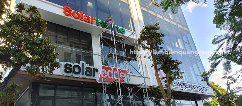 chữ mica sáng chân