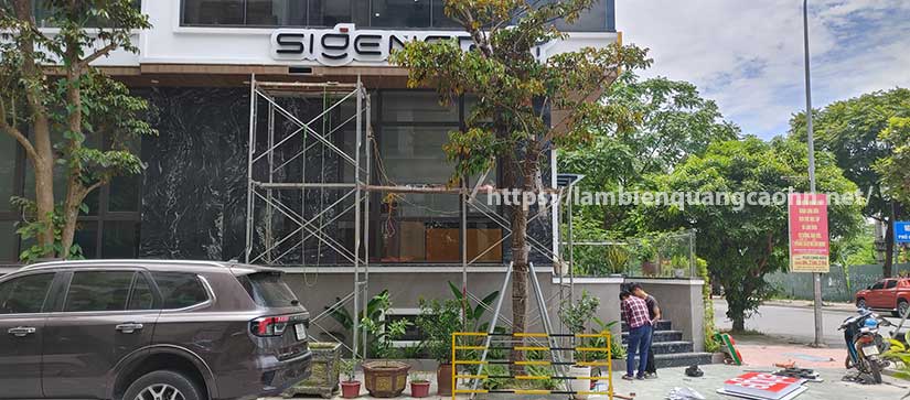 chữ mica sáng chân