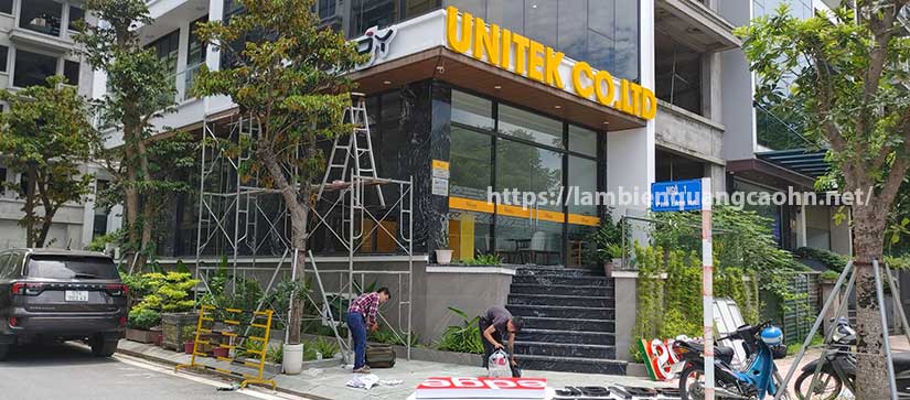 chữ mica sáng chân