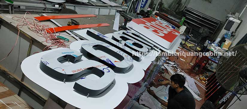 chữ mica sáng chân