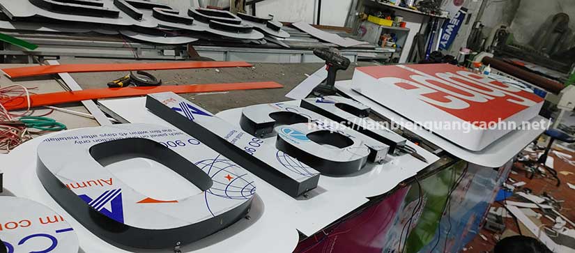 chữ mica sáng chân