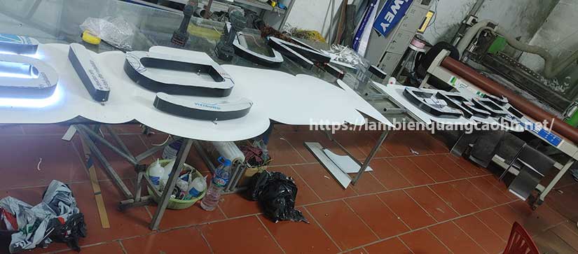 chữ mica sáng chân