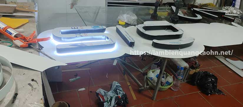 chữ mica sáng chân