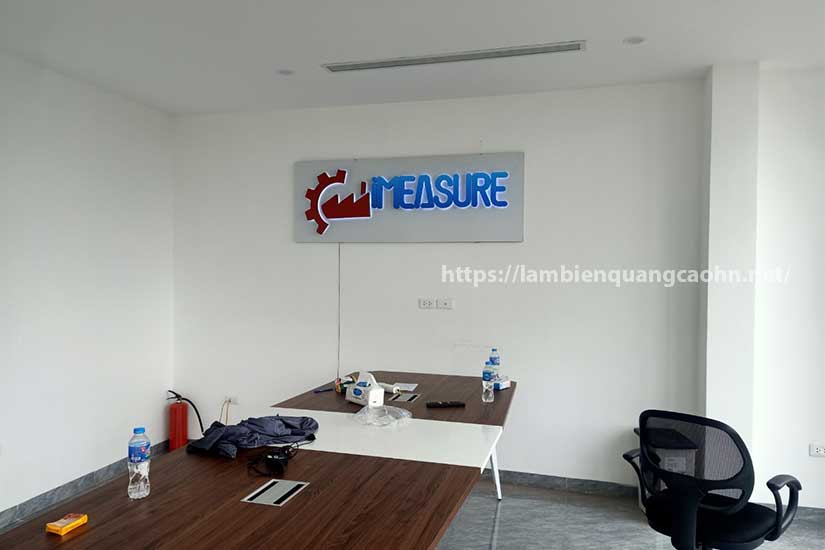 chữ mica sáng chân