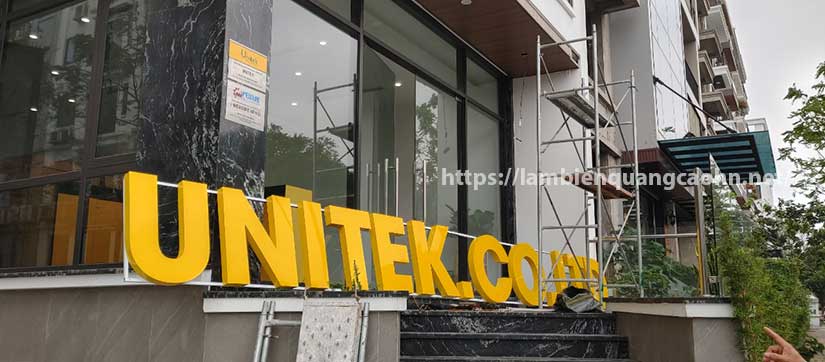 chữ mica sáng chân