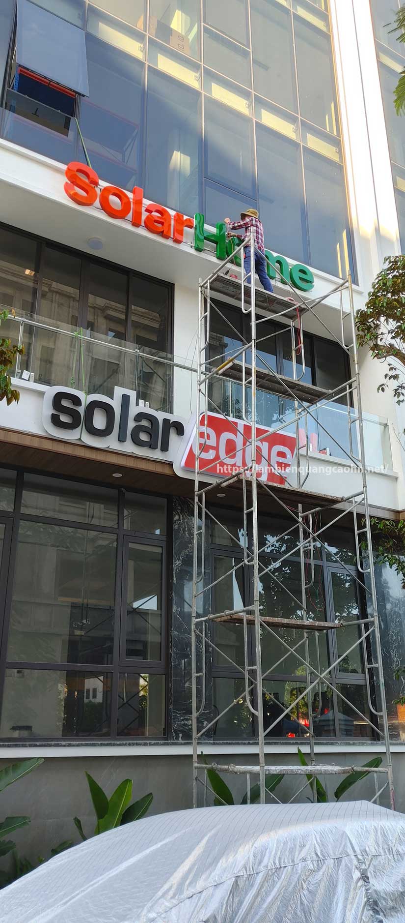 chữ mica sáng chân