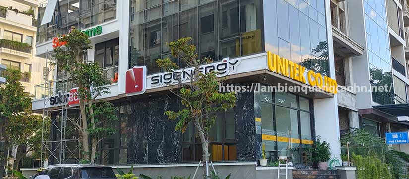 chữ mica sáng chân