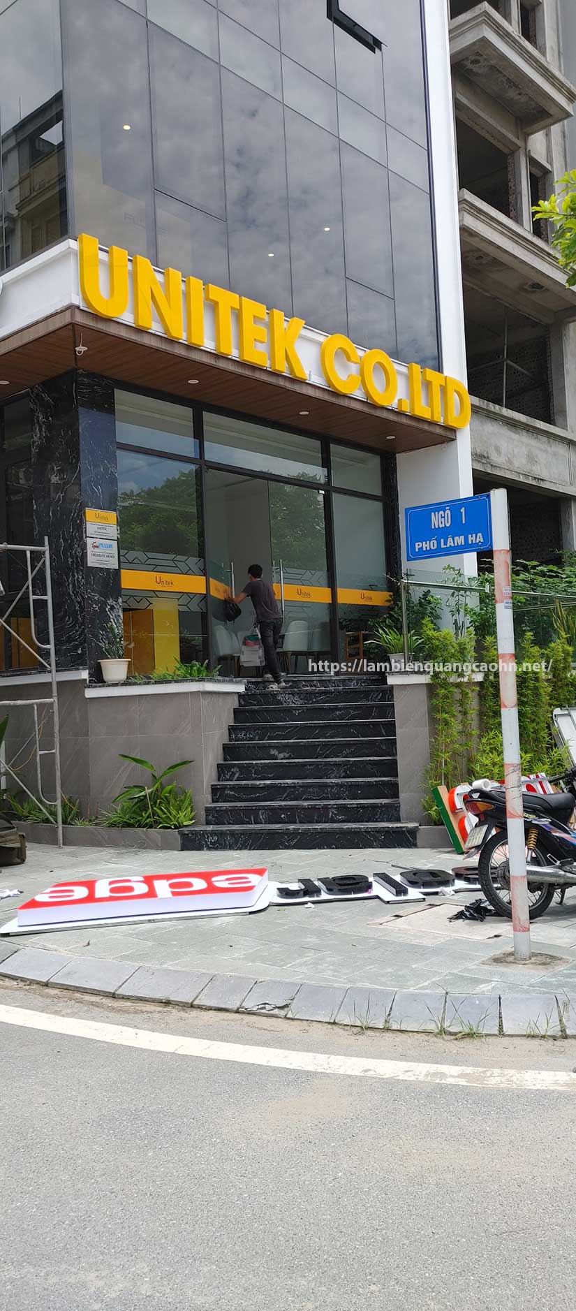 chữ mica sáng chân