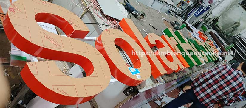 chữ mica sáng chân