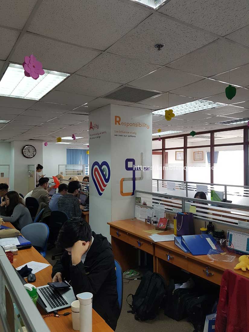 khẩu hiệu dán tường công ty