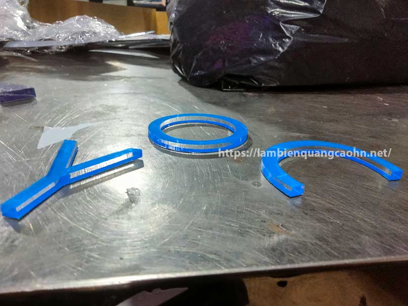 chữ nổi mica dán tường công ty