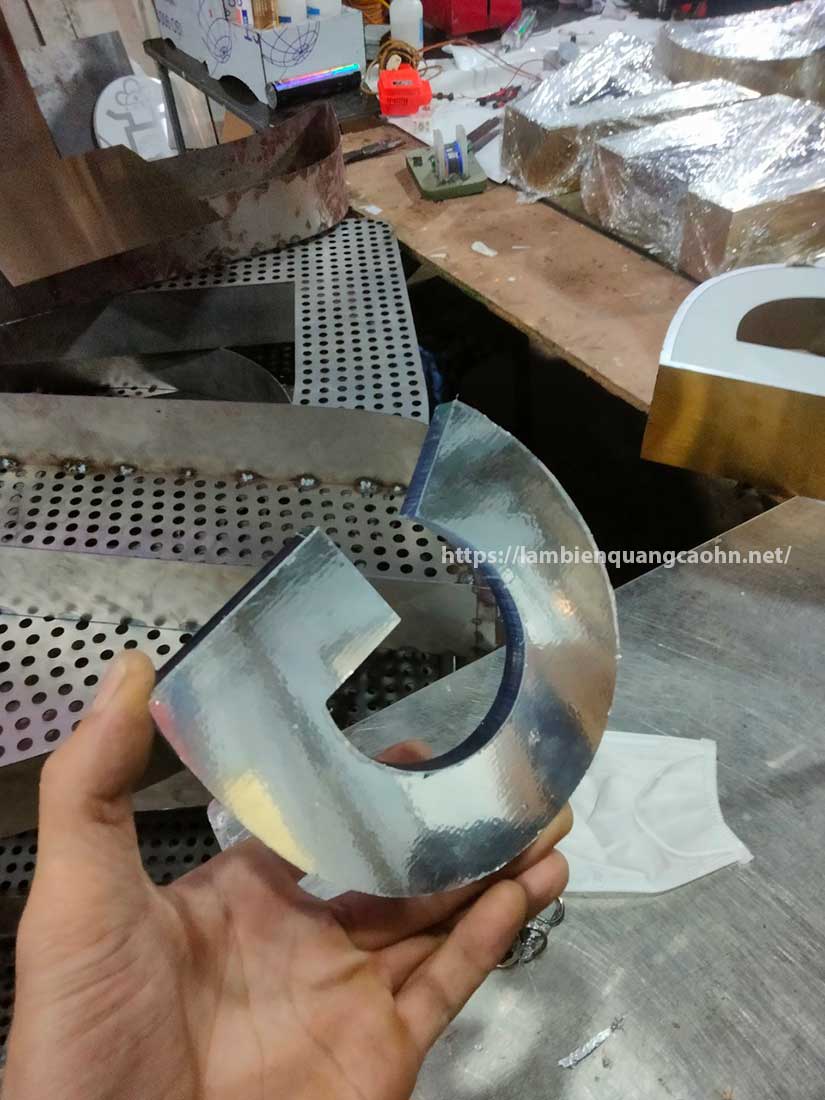 chữ nổi mica dán tường công ty