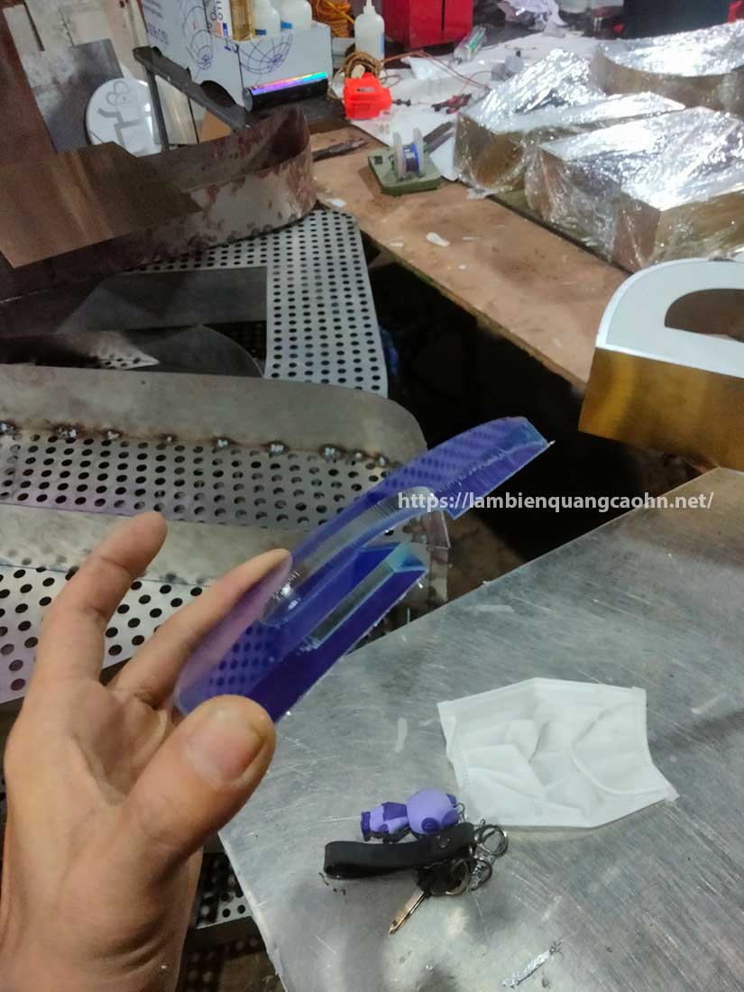 chữ nổi mica dán tường công ty