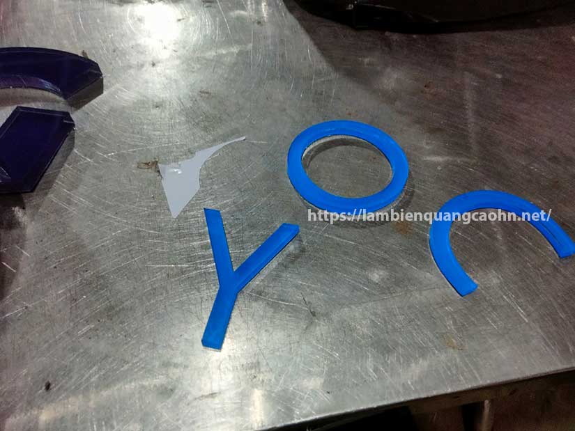 chữ nổi mica dán tường công ty