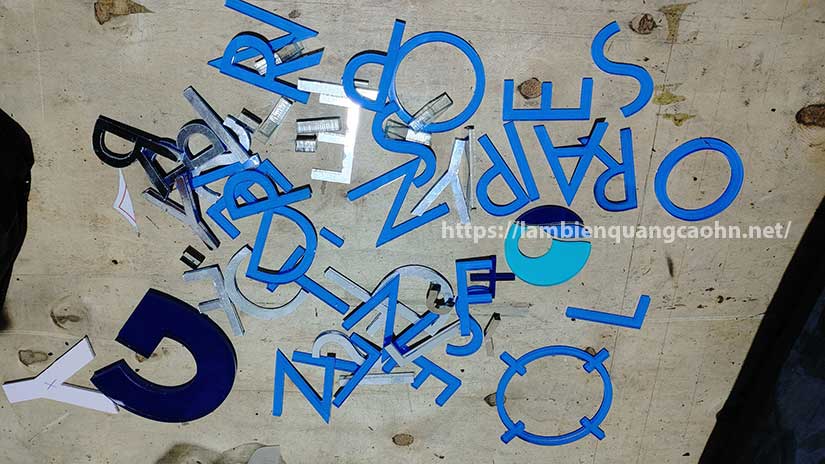 chữ nổi mica dán tường công ty